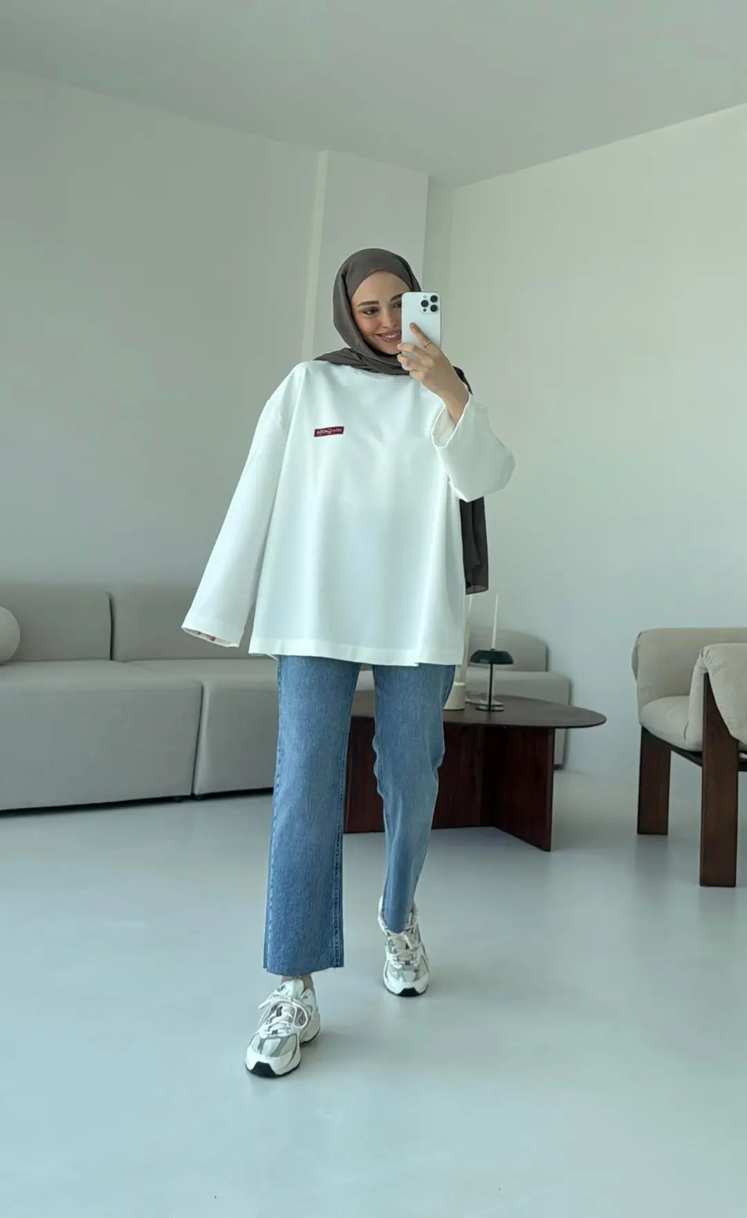 Etiket Baskılı Sweatshirt Beyaz