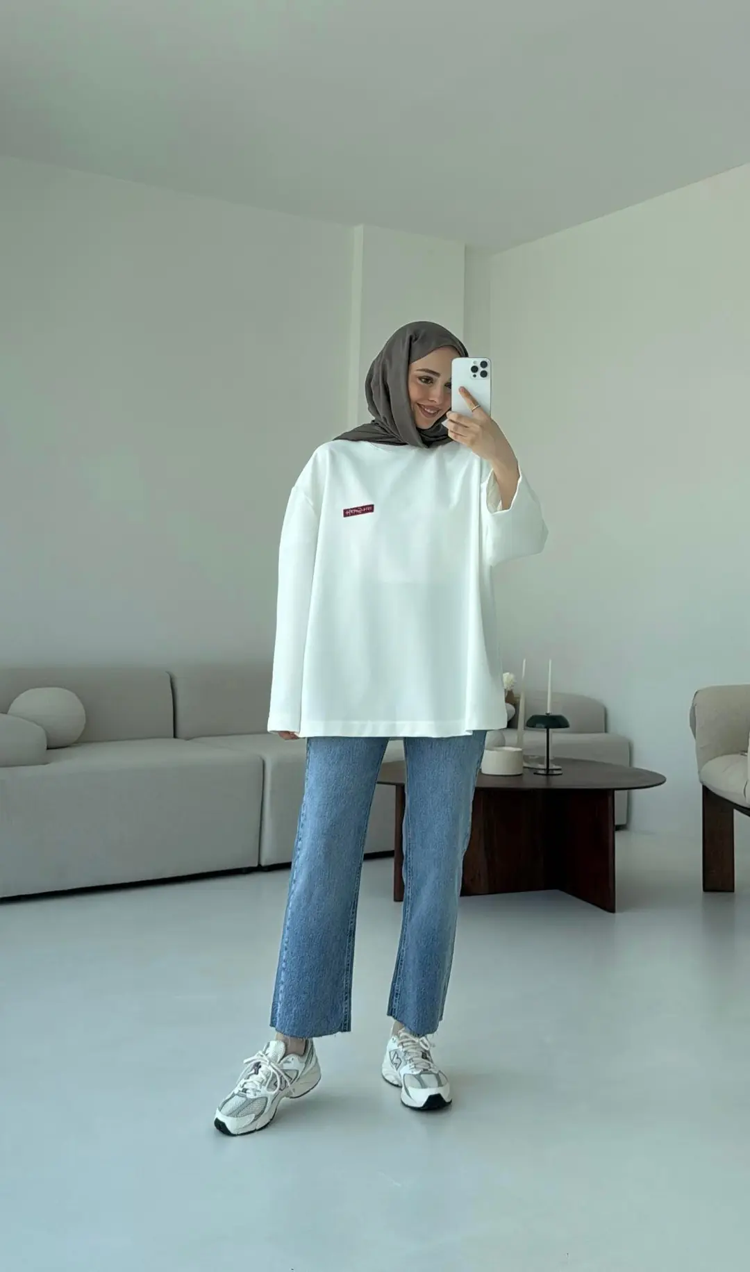 Etiket Baskılı Sweatshirt Beyaz