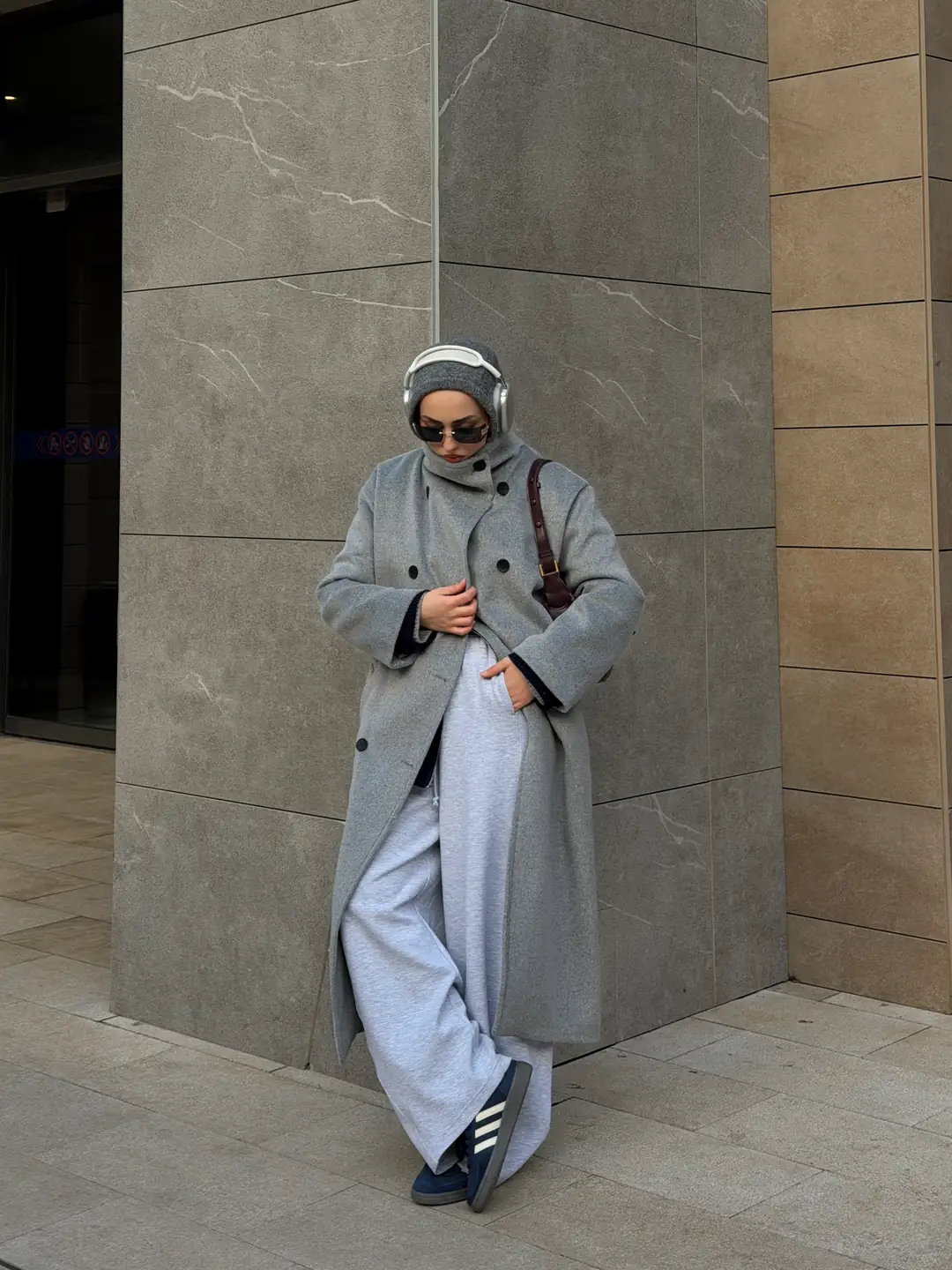 Siyah Düğmeli Yakalı Kaban Gri