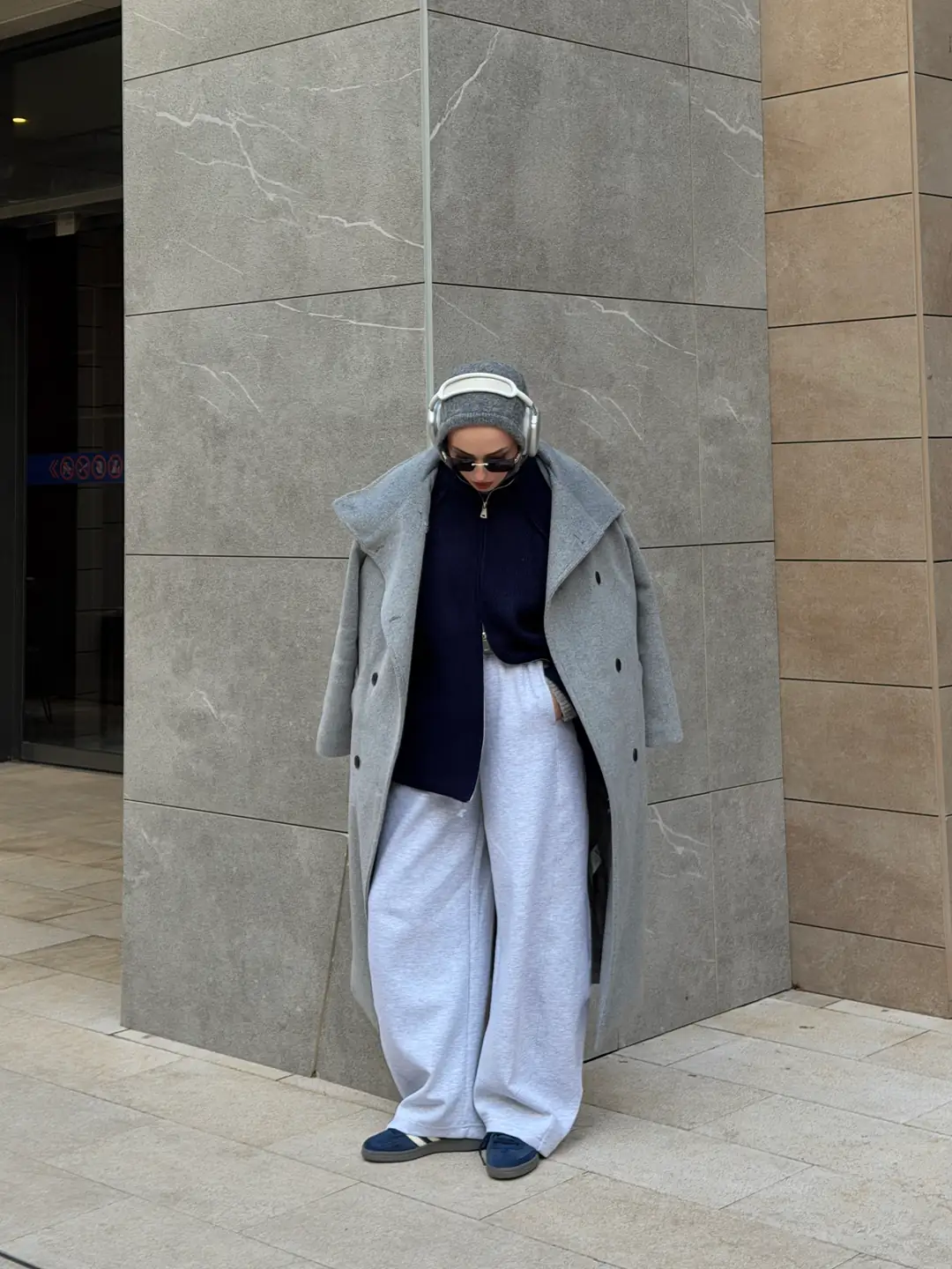 Siyah Düğmeli Yakalı Kaban Gri