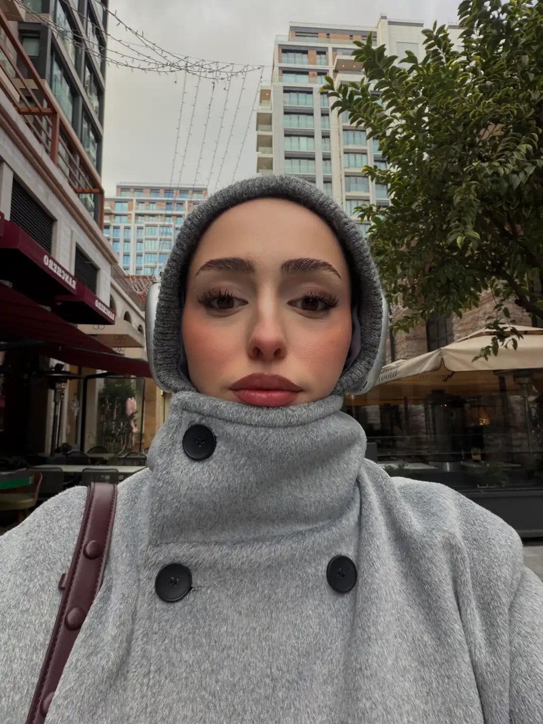 Siyah Düğmeli Yakalı Kaban Gri