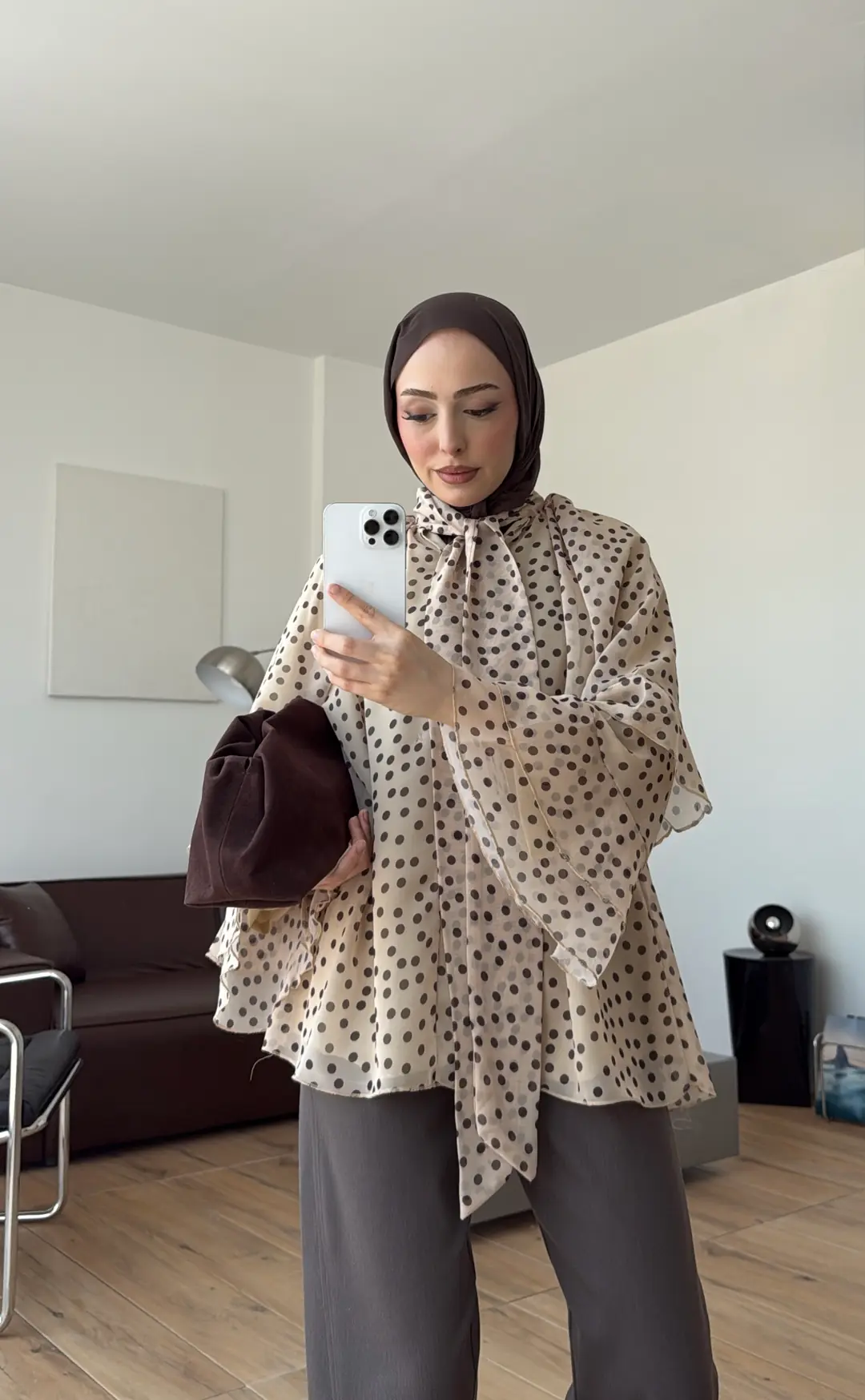 Kolları Volanlı Puantiye Bej Gömlek