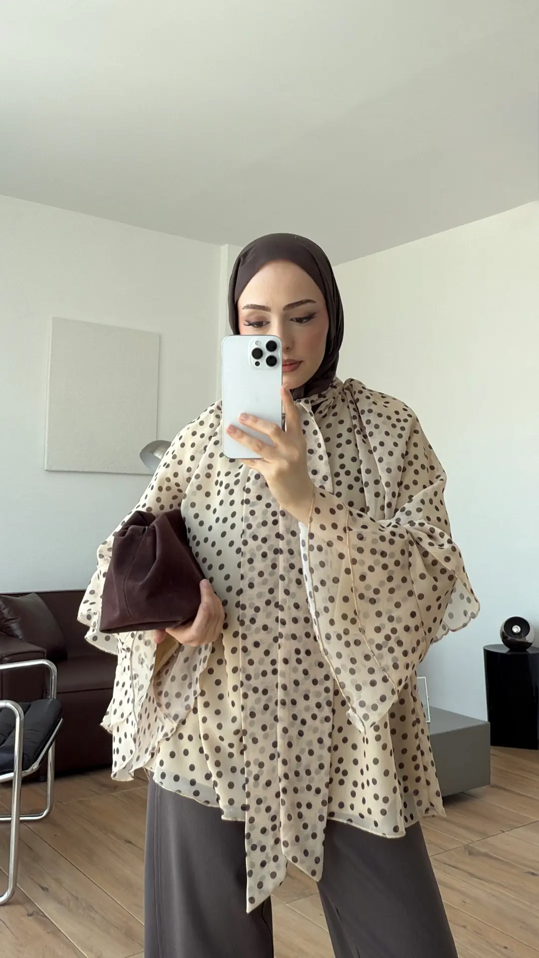 Kolları Volanlı Puantiye Bej Gömlek