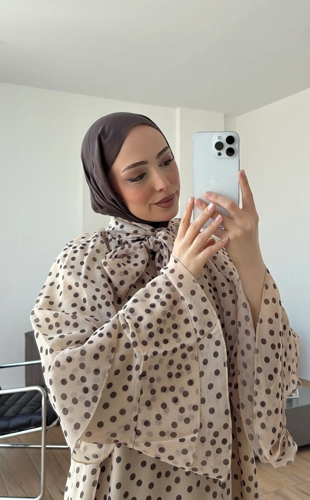 Kolları Volanlı Puantiye Bej Gömlek