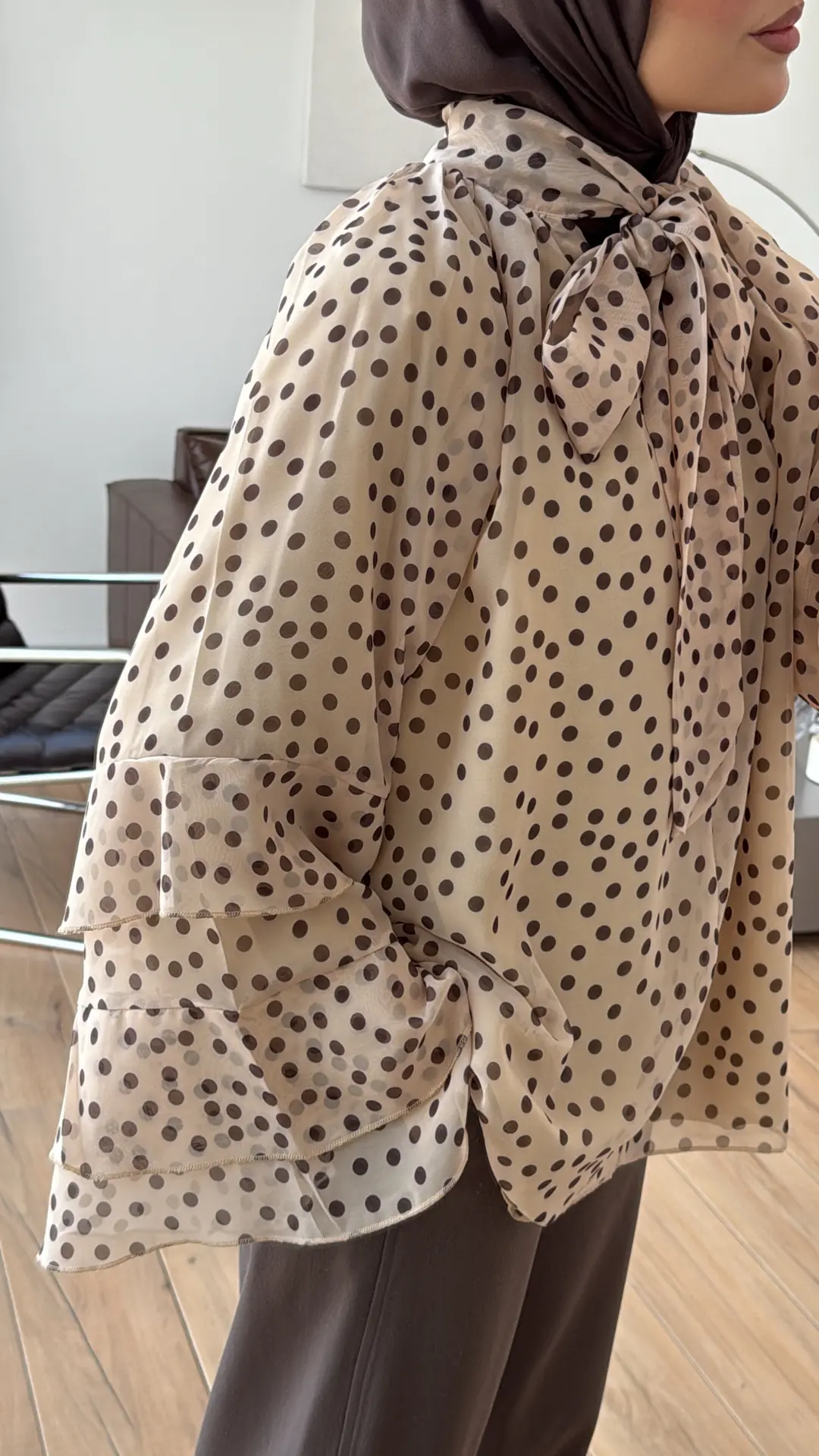 Kolları Volanlı Puantiye Bej Gömlek