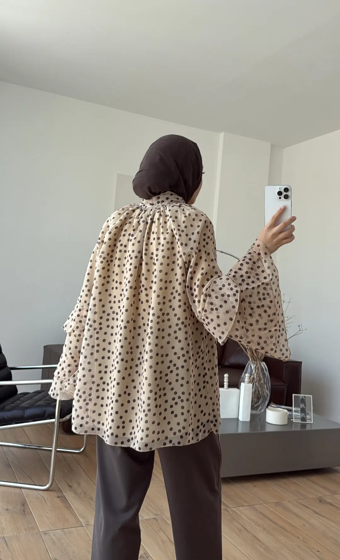 Kolları Volanlı Puantiye Bej Gömlek