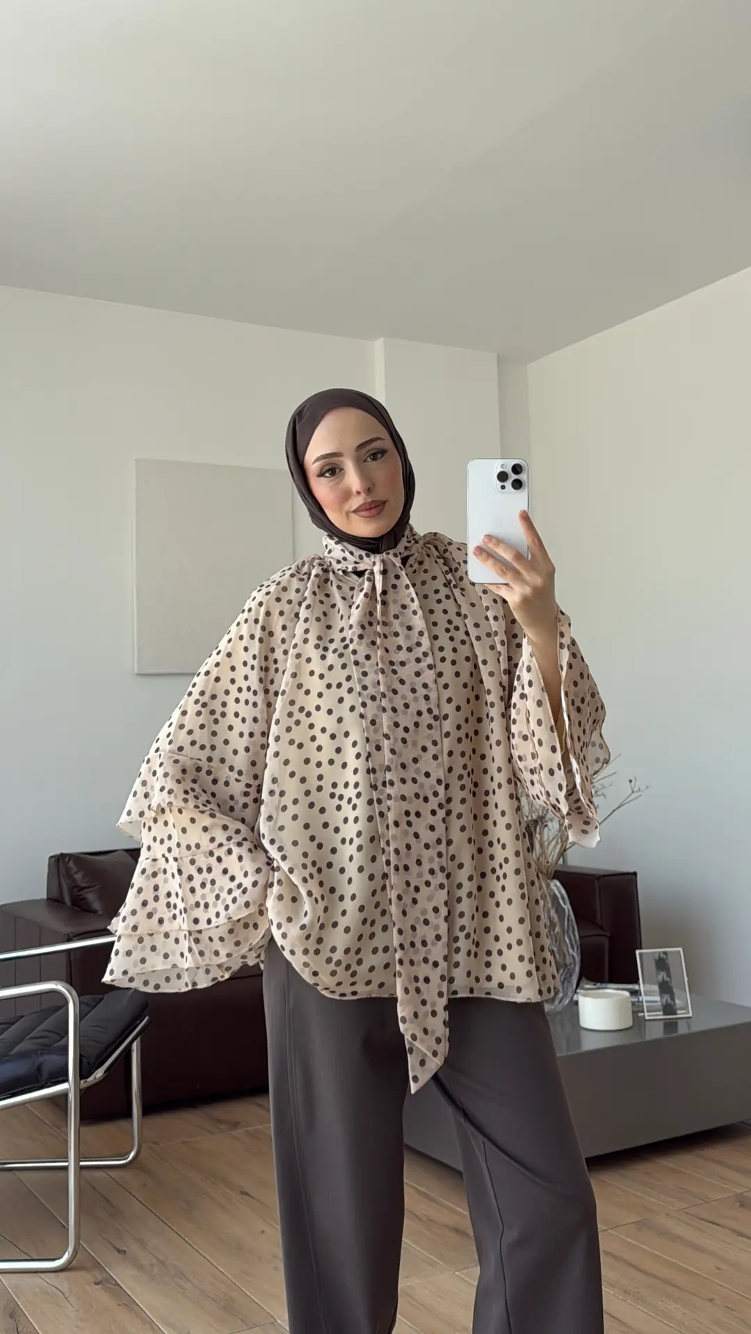 Kolları Volanlı Puantiye Bej Gömlek