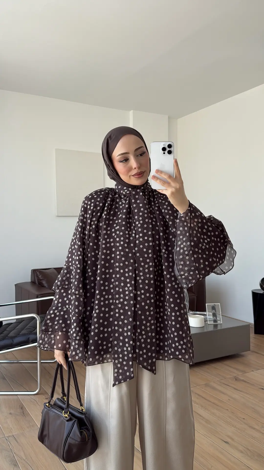 Kolları Volanlı Puantiyeli Kahve Gömlek