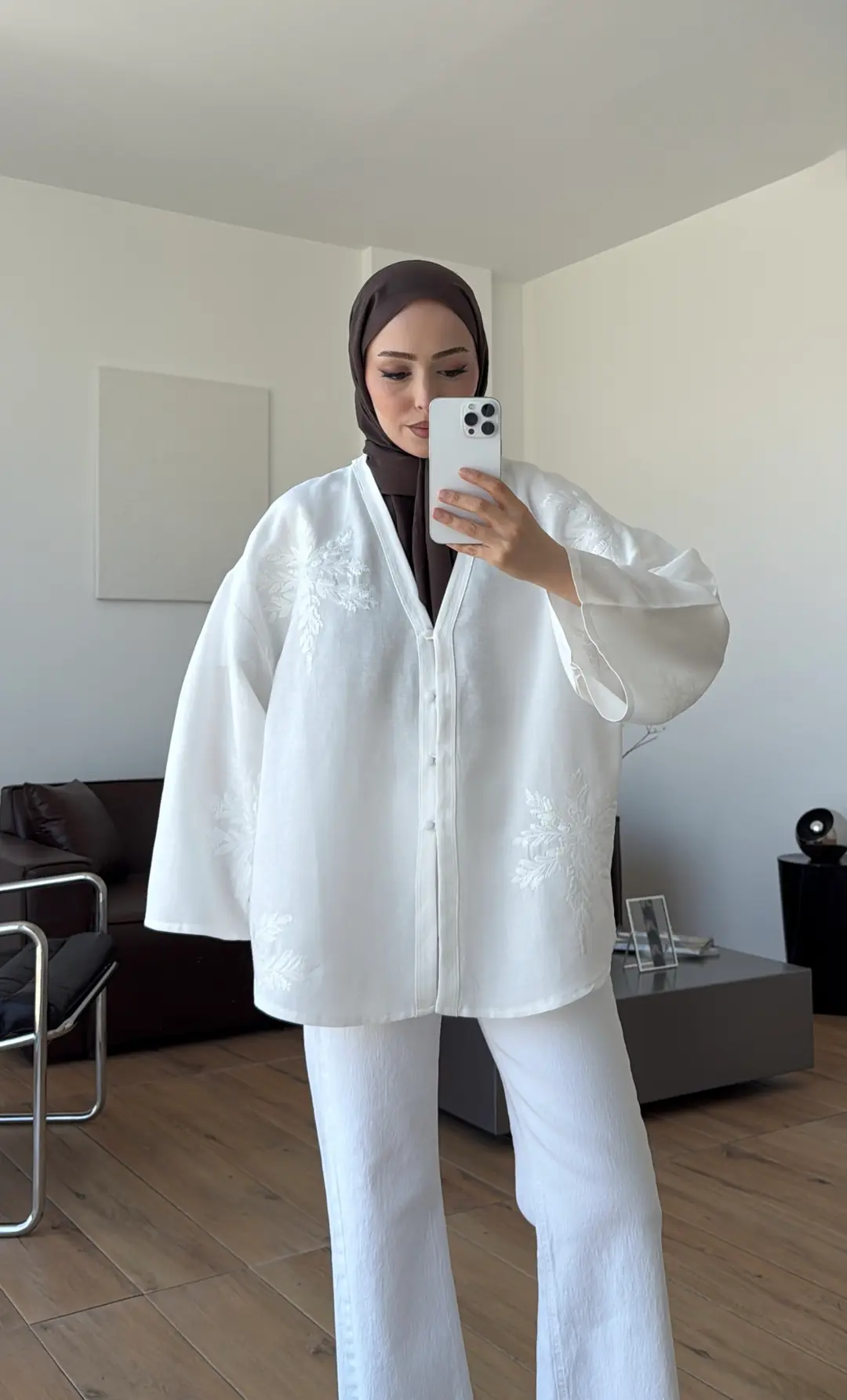 Nakışlı V Yaka Gömlek Beyaz
